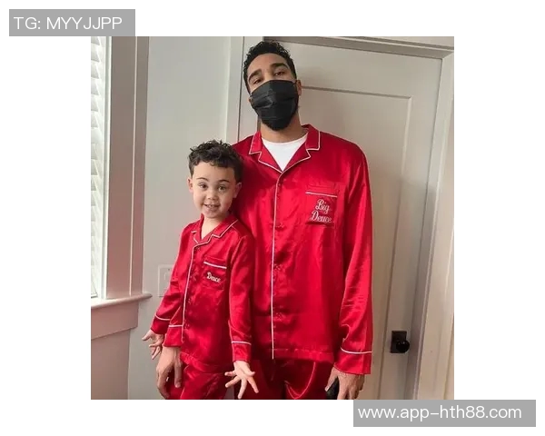 亲子装亮相塔图姆分享圣诞节与萌娃Duece的温馨时刻